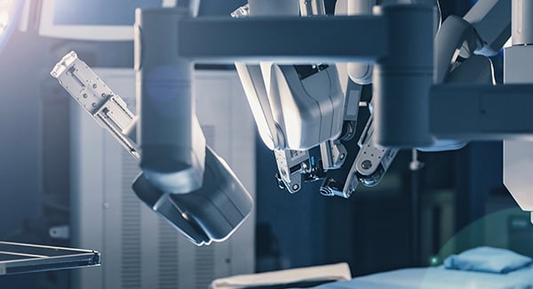 Ein Chirurgie-Cobot in OP-Kleidung. Ein Chirurgie-Cobot in OP-Kleidung.