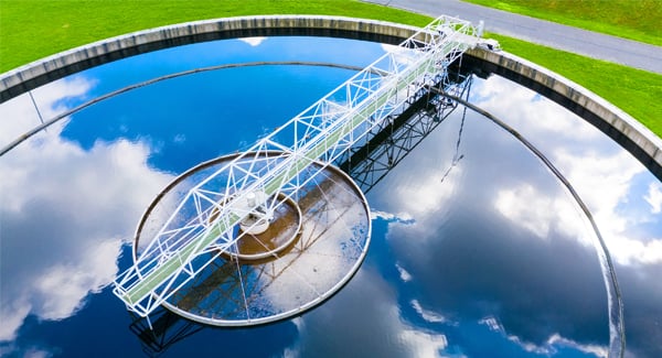 Wastewater treatment plant with submersible motors