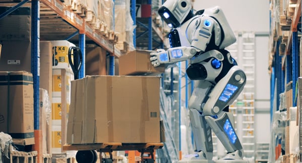 Robot humanoïde à l'œuvre dans un entrepôt 