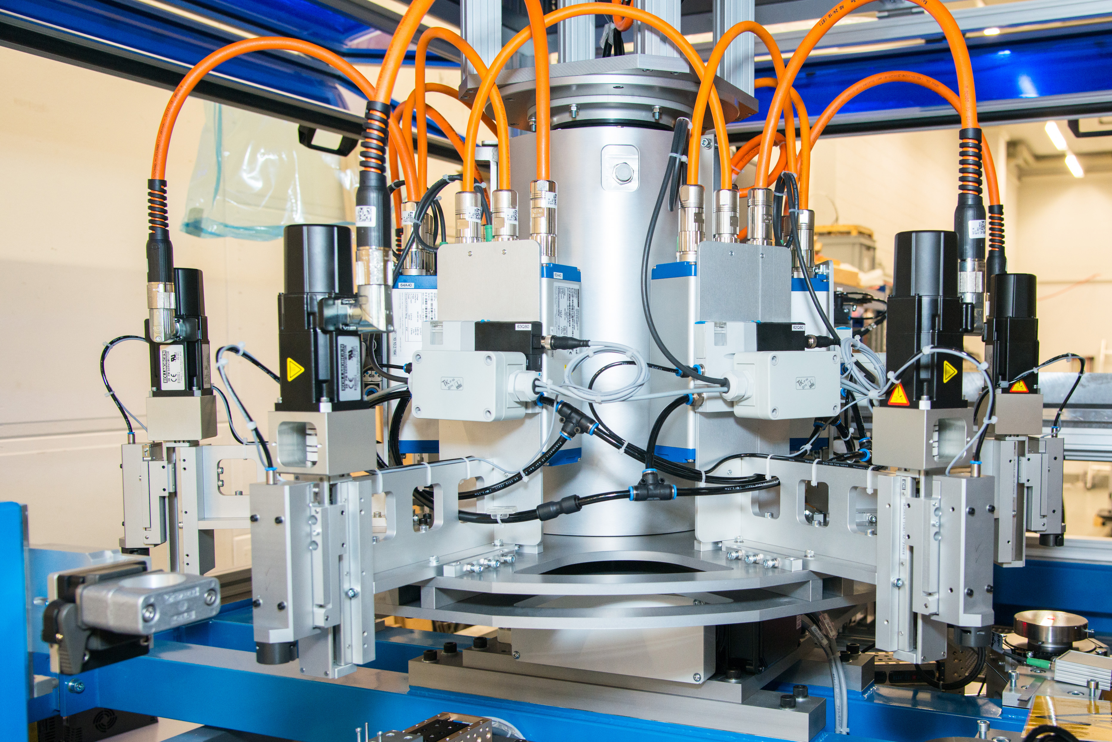 La funzione Safe Torque Off (STO) nella pratica: un produttore svizzero di banchi di prova utilizza già il sistema di sicurezza certificato TÜV con collettore e servodrive decentralizzati KOLLMORGEN La funzione Safe Torque Off (STO) nella pratica: un produttore svizzero di banchi di prova utilizza già il sistema di sicurezza certificato TÜV con collettore e servodrive decentralizzati KOLLMORGEN