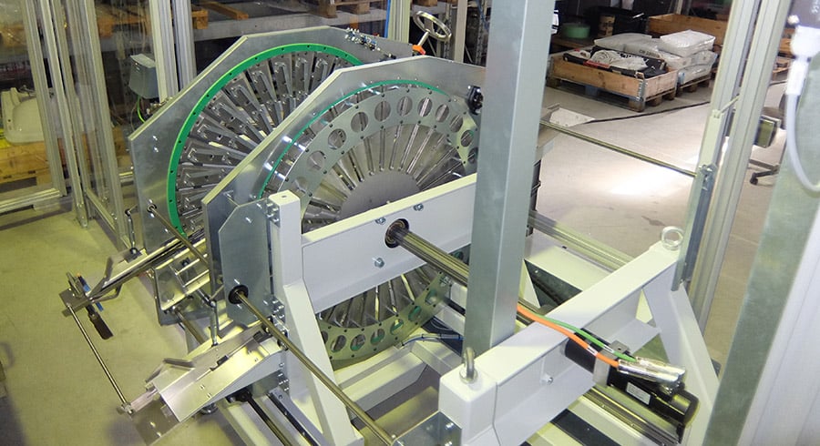 Drum magazine serves as a buffer for blanks, driven by the Kollmorgen AKM servo motor.