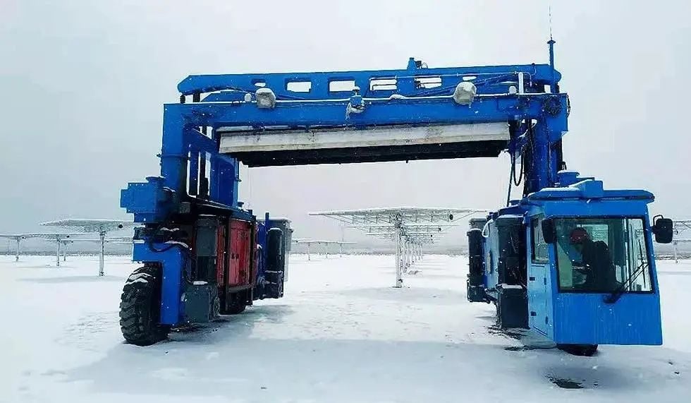 Kollmorgen'in düşük sıcaklık servo teknolojisi,  güneş enerjisi helyostatlarının temizlenmesini basitleştirir.