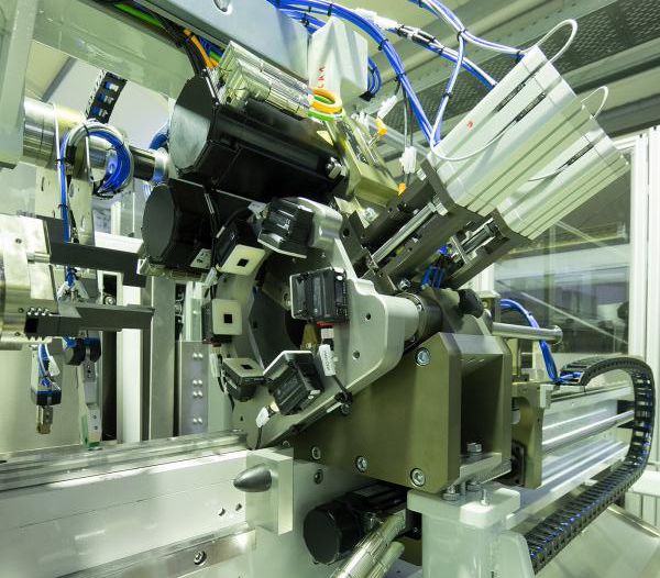 I Kollmorgen servomotori AKM devono garantire il connubio tra l’elevata precisione e la sincronizzazione controllata a camme di entrambi gli assi. I Kollmorgen servomotori AKM devono garantire il connubio tra l’elevata precisione e la sincronizzazione controllata a camme di entrambi gli assi.